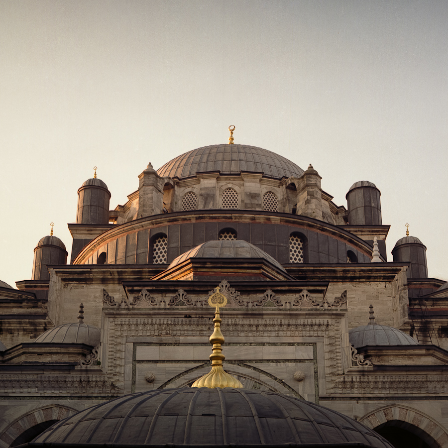 Sultan İkinci Beyazıd Veli Türbesi (Istanbul, Turkey) Pentacon Six TL, Carl Zeiss Jena Biometar 80mm f/2.8, Fujicolor Pro 160NC, Canoscan 9900F